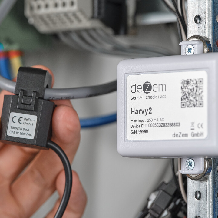 El sensor de corriente IoT deZem Harvy2 con transformador de corriente abatible es muy fácil de fijar en la caja de distribución gracias a sus imanes. Sin tornillos, ¡sin tirar de los cables!