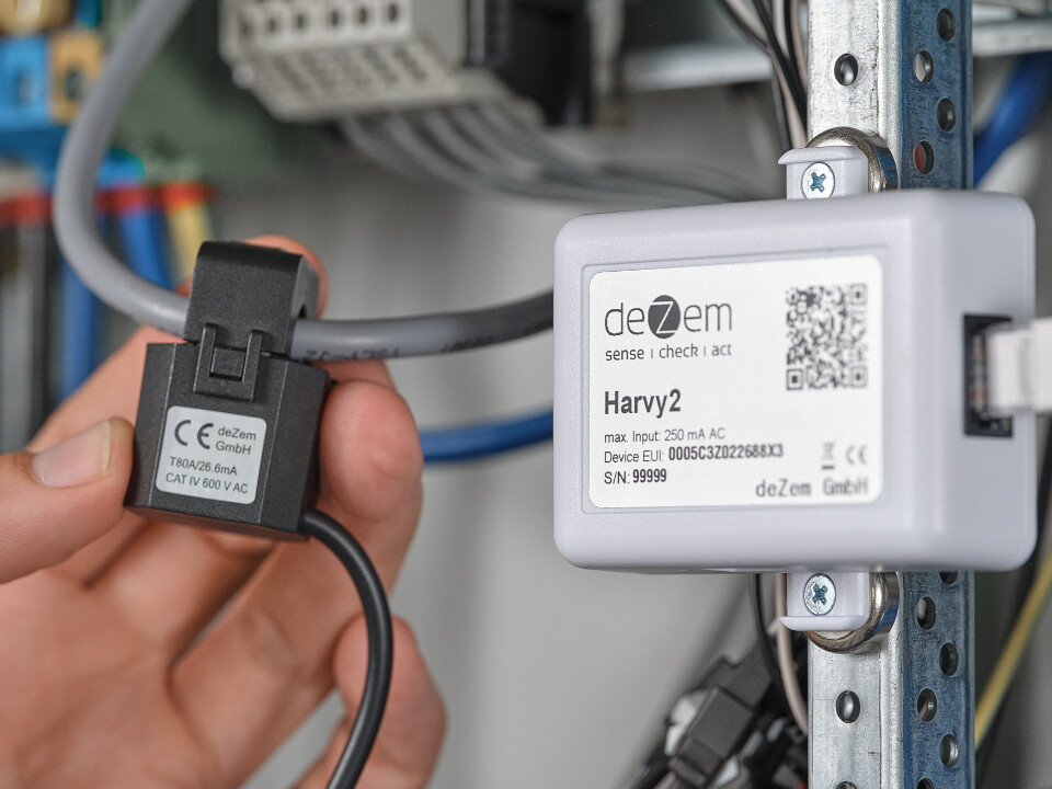 Der deZem Harvy2 IoT-Stromsensor mit Klappstromwandler laesst sich mit seinen Magneten sehr einfach im Verteilerkasten besfestigen. Ohne Schrauben, ohne Kabel ziehen!