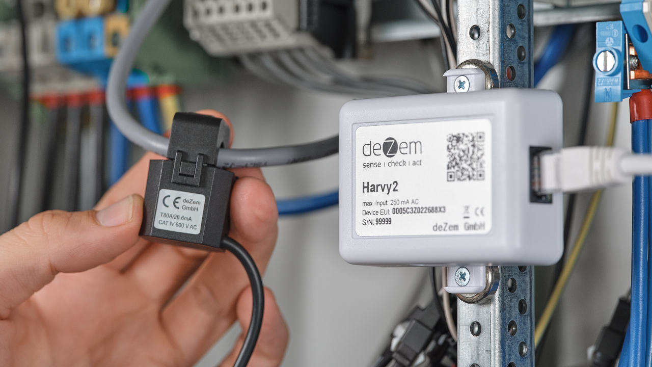 Der deZem Harvy2 IoT-Stromsensor mit Klappstromwandler laesst sich mit seinen Magneten sehr einfach im Verteilerkasten besfestigen. Ohne Schrauben, ohne Kabel ziehen!