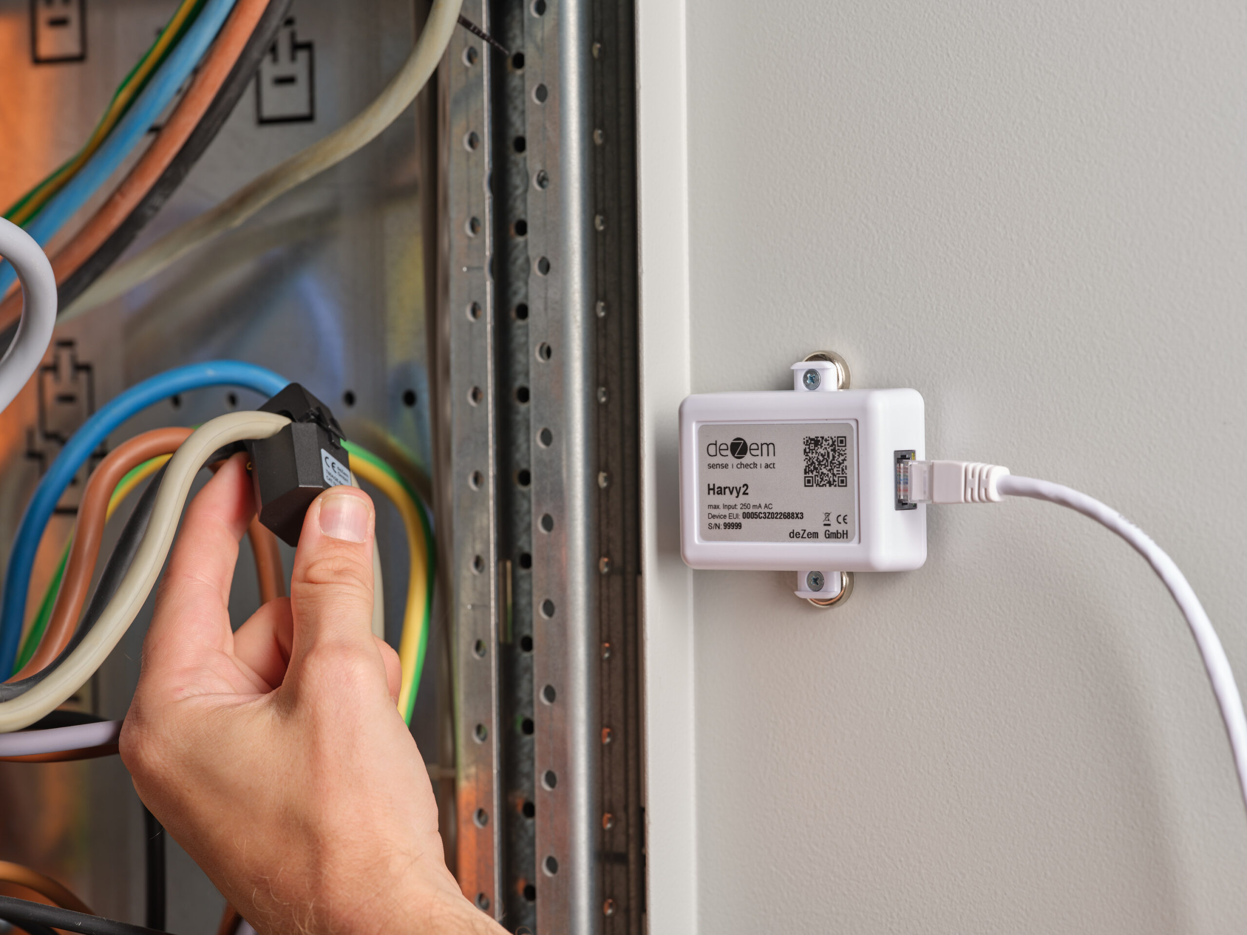 Anschluss des Harvy2 Stromsensors mit Klappstromwandler und praktischer Magnebefestigung