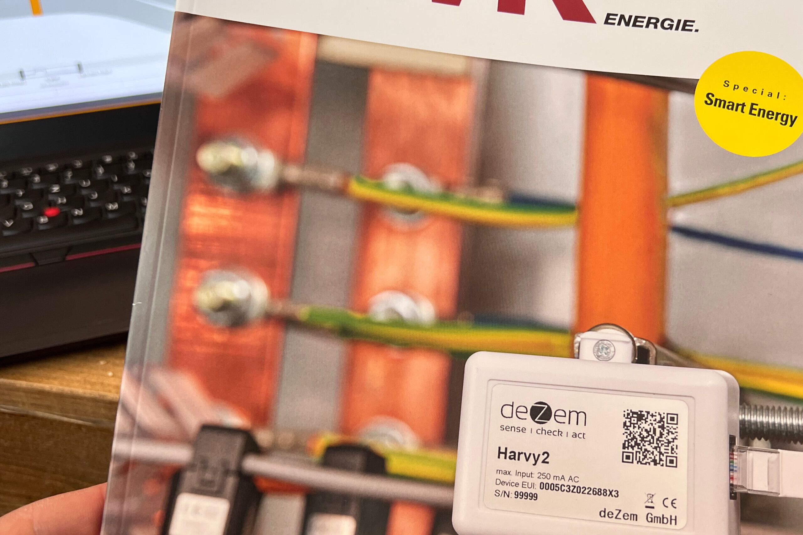 Artículo de portada en la revista especializada BWK Energie sobre el sensor de corriente Harvy2 LoRaWAN de deZem.