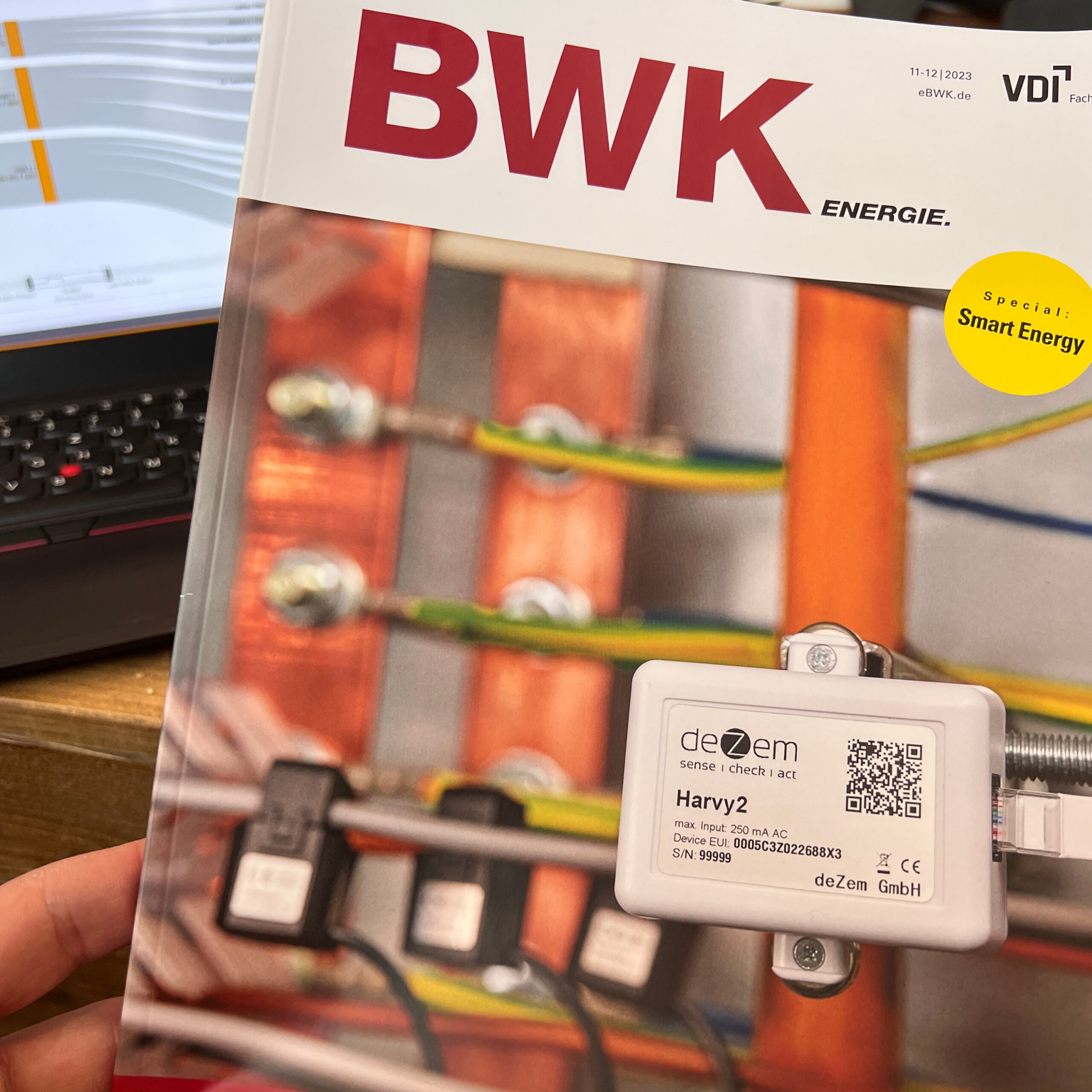 Titelstory im BWK Energie Fachmagazin ueber den Harvy2 LoRaWAN-Stromsensor von deZem.