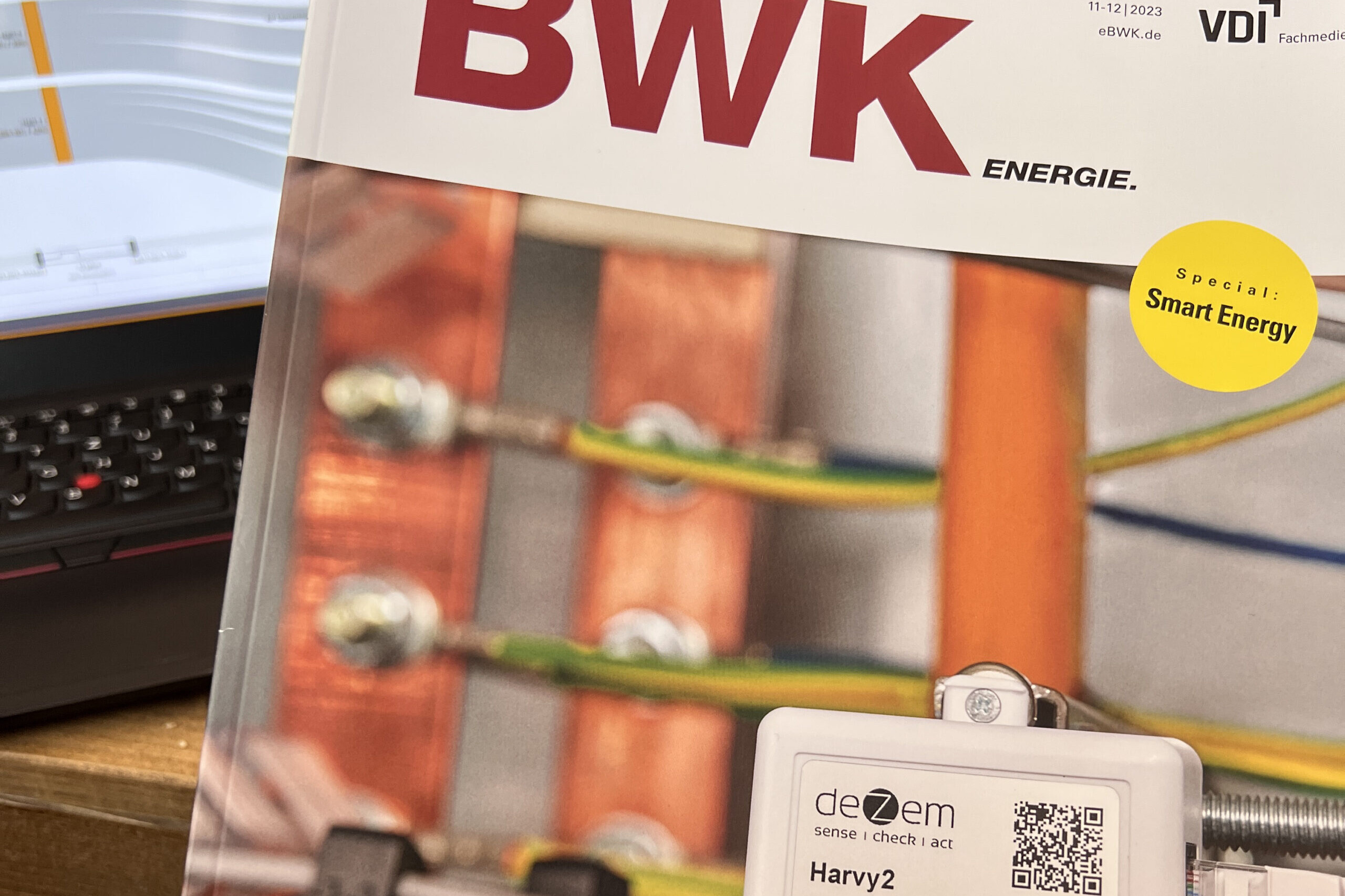 Artículo de portada en la revista especializada BWK Energie sobre el sensor de corriente Harvy2 LoRaWAN de deZem