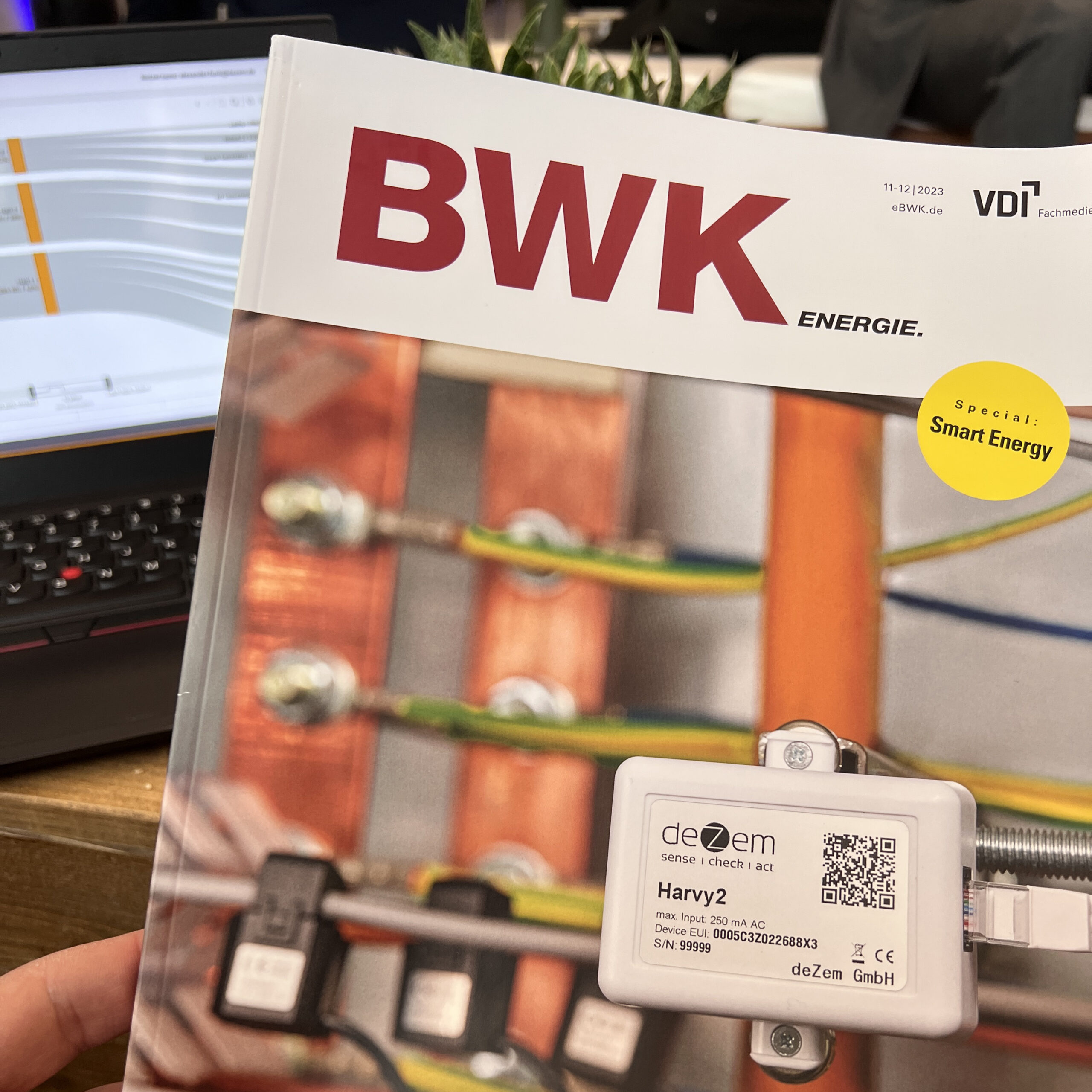 Titelstory im BWK Energie Fachmagazin über den Harvy2 LoRaWAN-Stromsensor von deZem