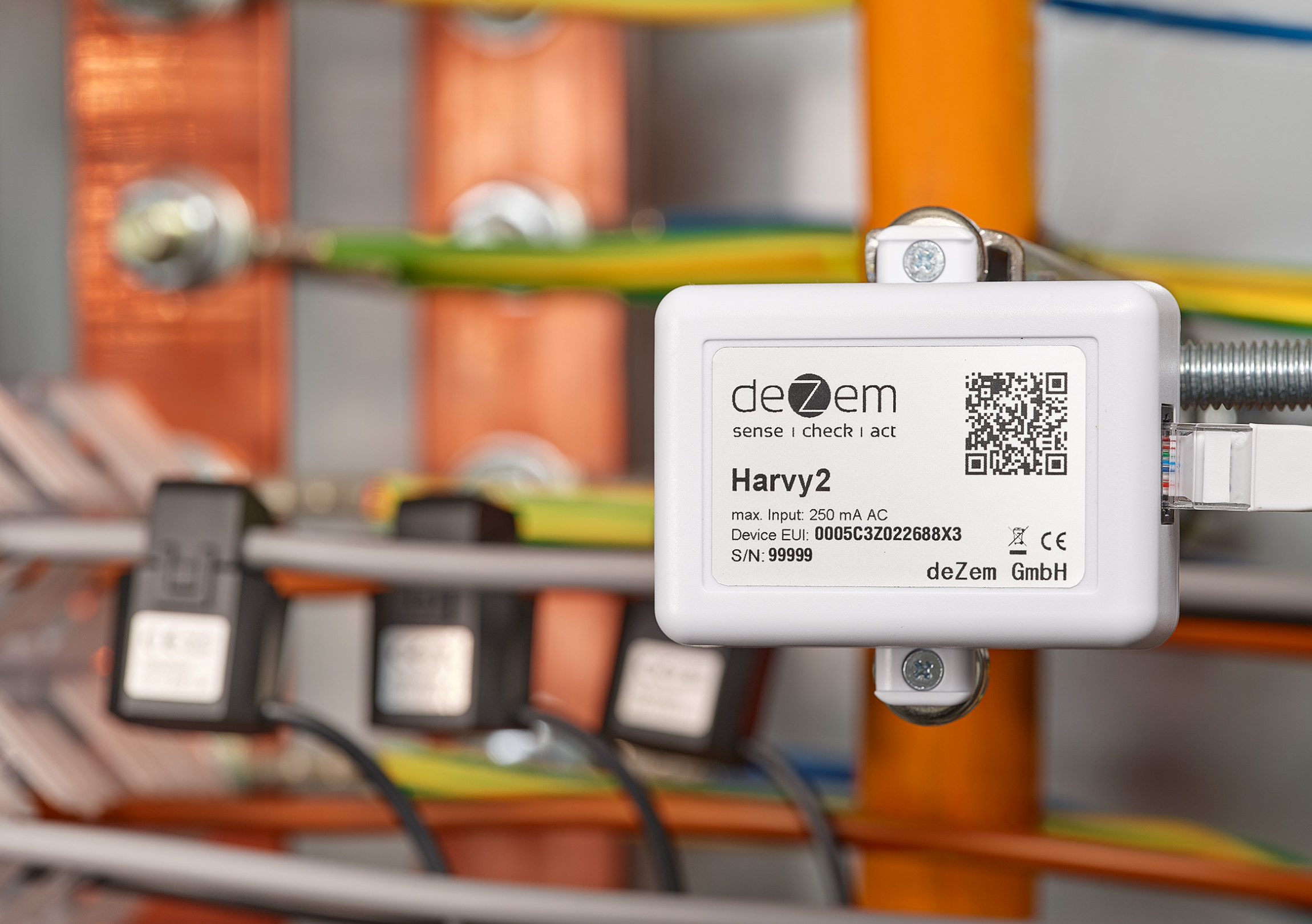 Sensor de corriente IoT Harvy2 LoRaWAN de deZem para medir corrientes con prácticos transformadores de corriente articulados al fondo.