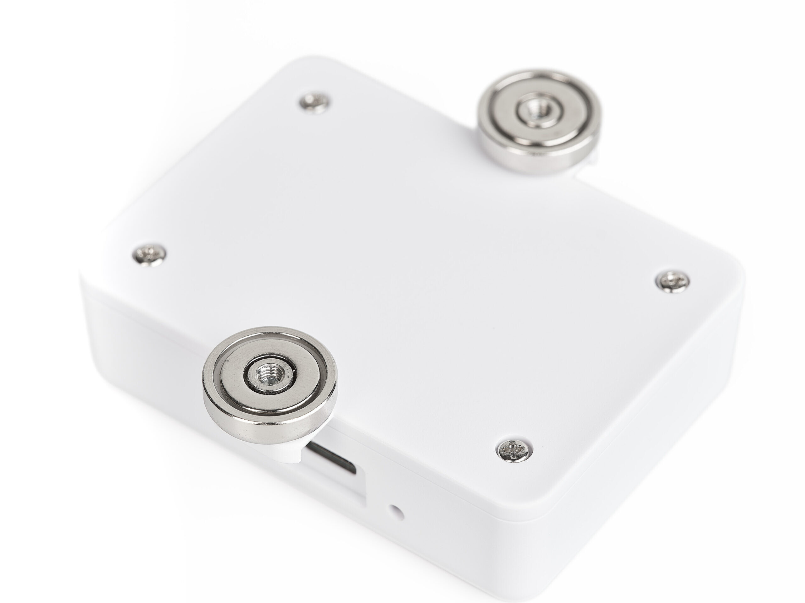 Rueckseite des Harvy2 LoRaWAN-Stromsensor mit praktischen Magneten zur Befestigung in Schaltschraenken.