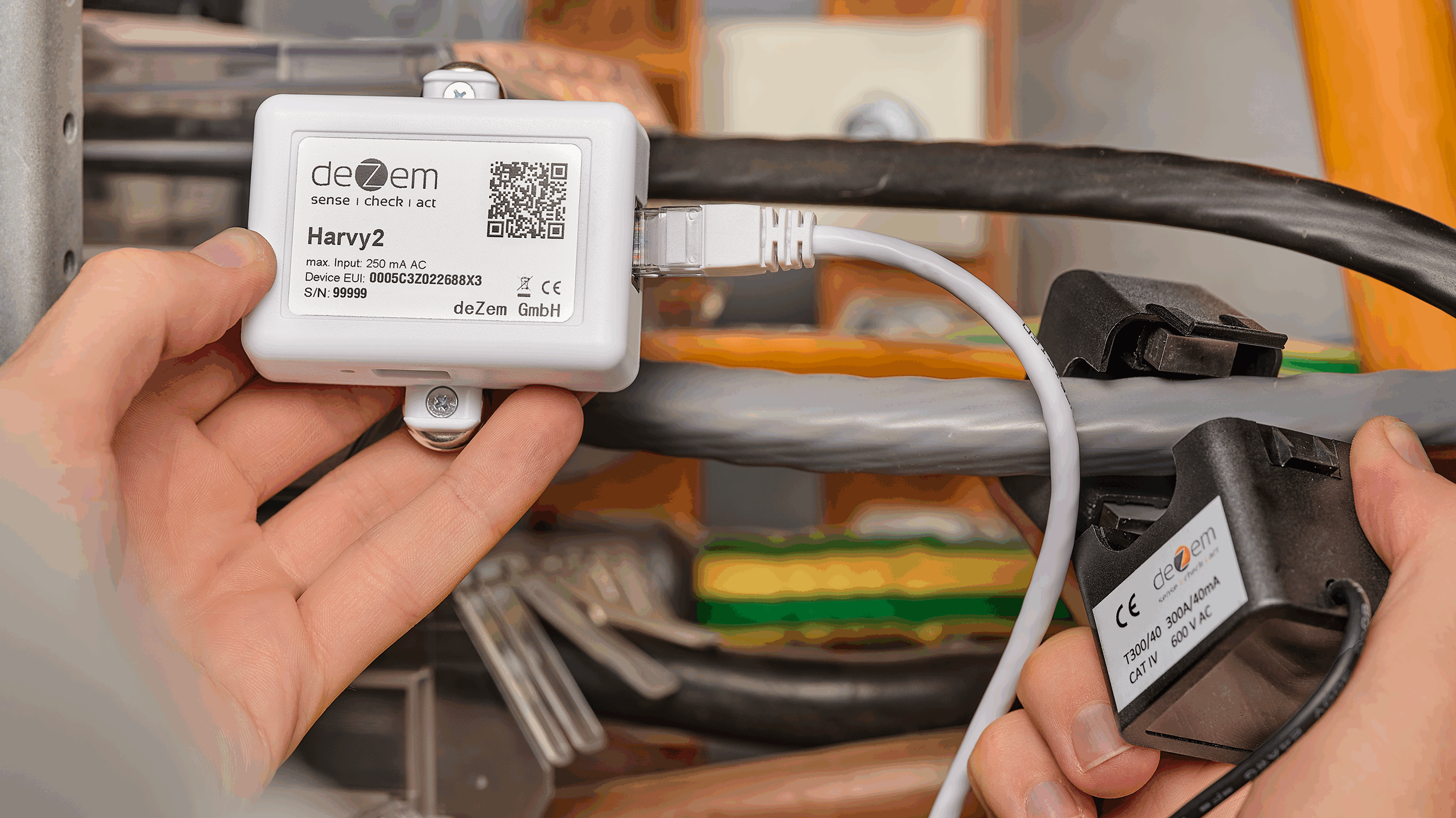 El sensor de corriente Harvy2 LoRaWAN sin batería y los transformadores de corriente articulados a juego se instalan en un sistema de ventilación para medir la corriente efectiva.