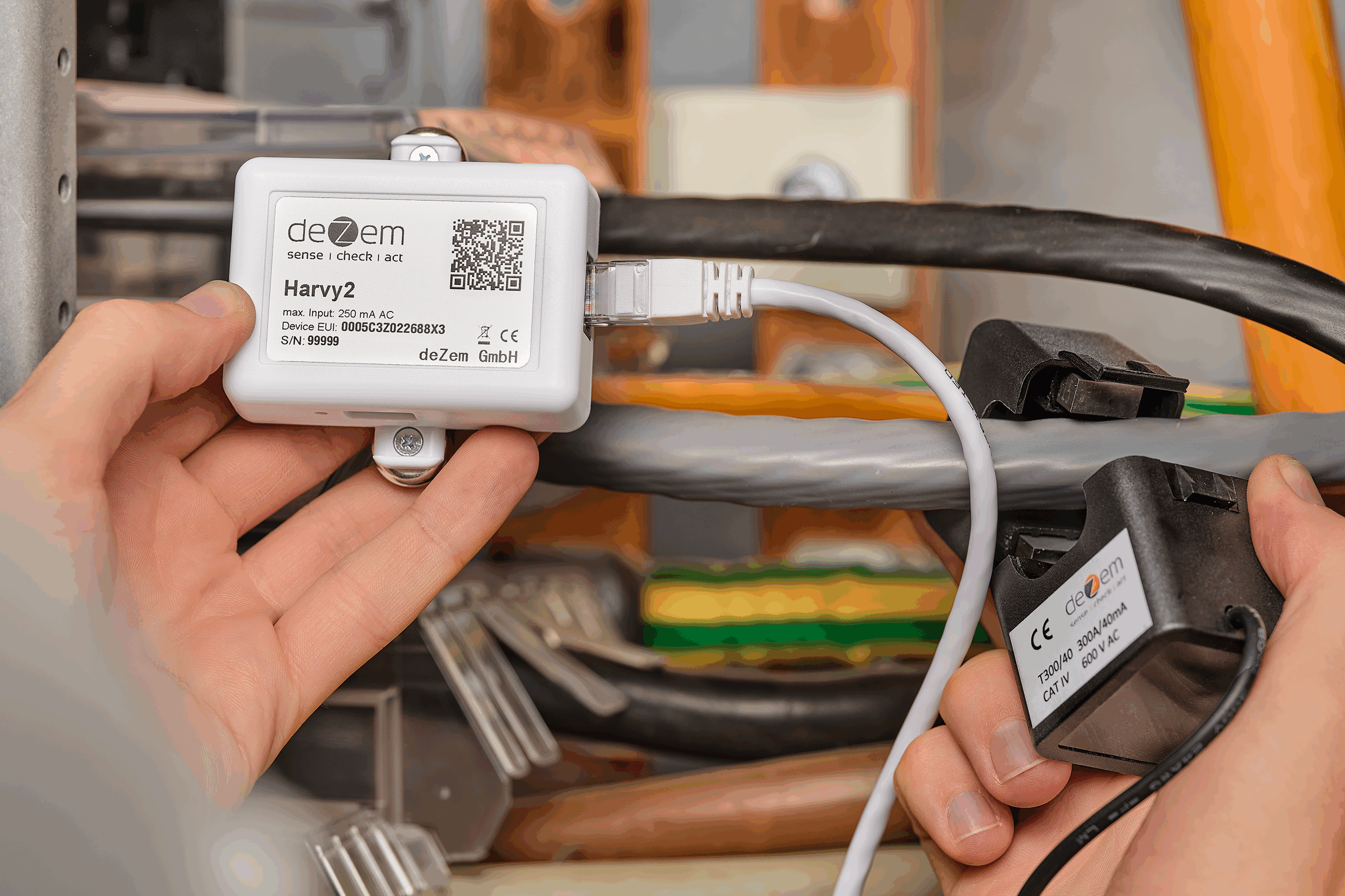 El sensor de corriente Harvy2 LoRaWAN sin batería y los transformadores de corriente articulados a juego se instalan en un sistema de ventilación para medir la corriente efectiva.