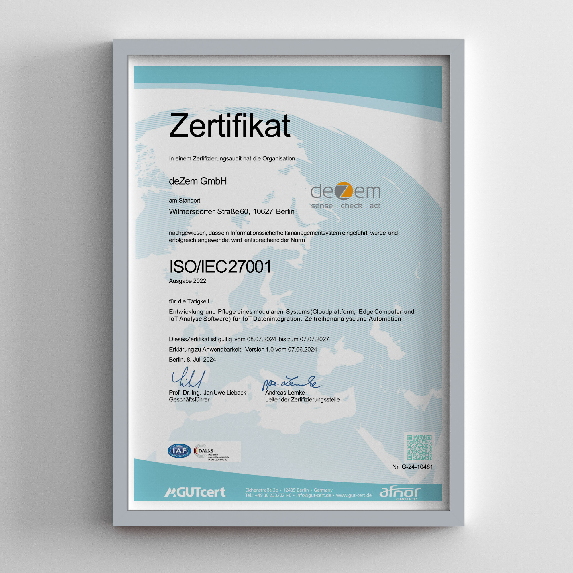 Gerahmtes ISO 27001 Zertifikat von GUTcert fuer deZem, das die erfolgreiche Einfuehrung und Anwendung eines Informationssicherheitmanagementsystems bei deZem belegt.