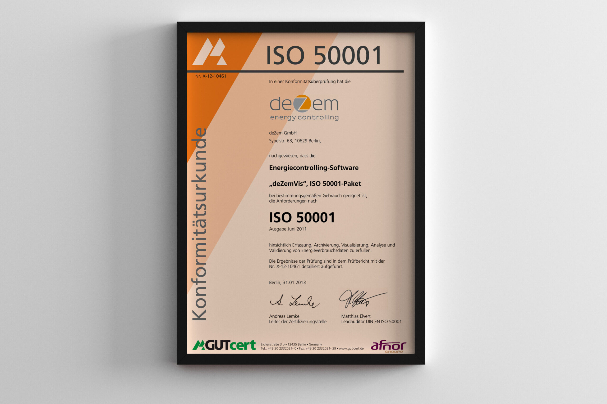 Gerahmtes ISO 50001 Zertifikat von GUTcert, welches bestaetigt, dass die deZem Energiecontrolling-Software die Anforderungen fuer ein Energiemanagementsystem nach ISO 50001 unterstuetzt.