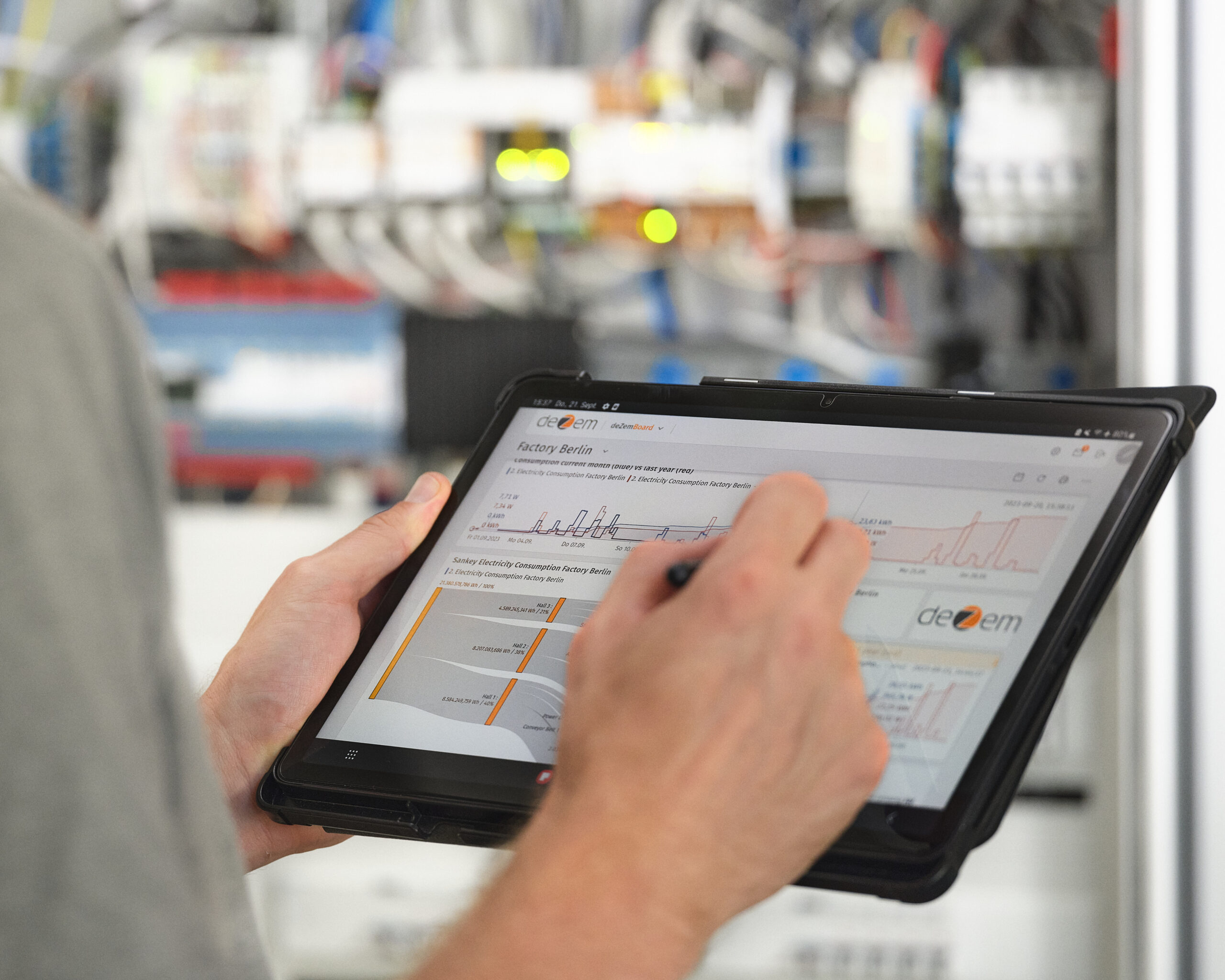 Dashboard der deZem Energiemanagement Software visualisiert übersichtlich Energieverbräuche von Anlagen, Maschinen oder Gebäuden. Perfekt für Energiemanagment nach ISO 50001.