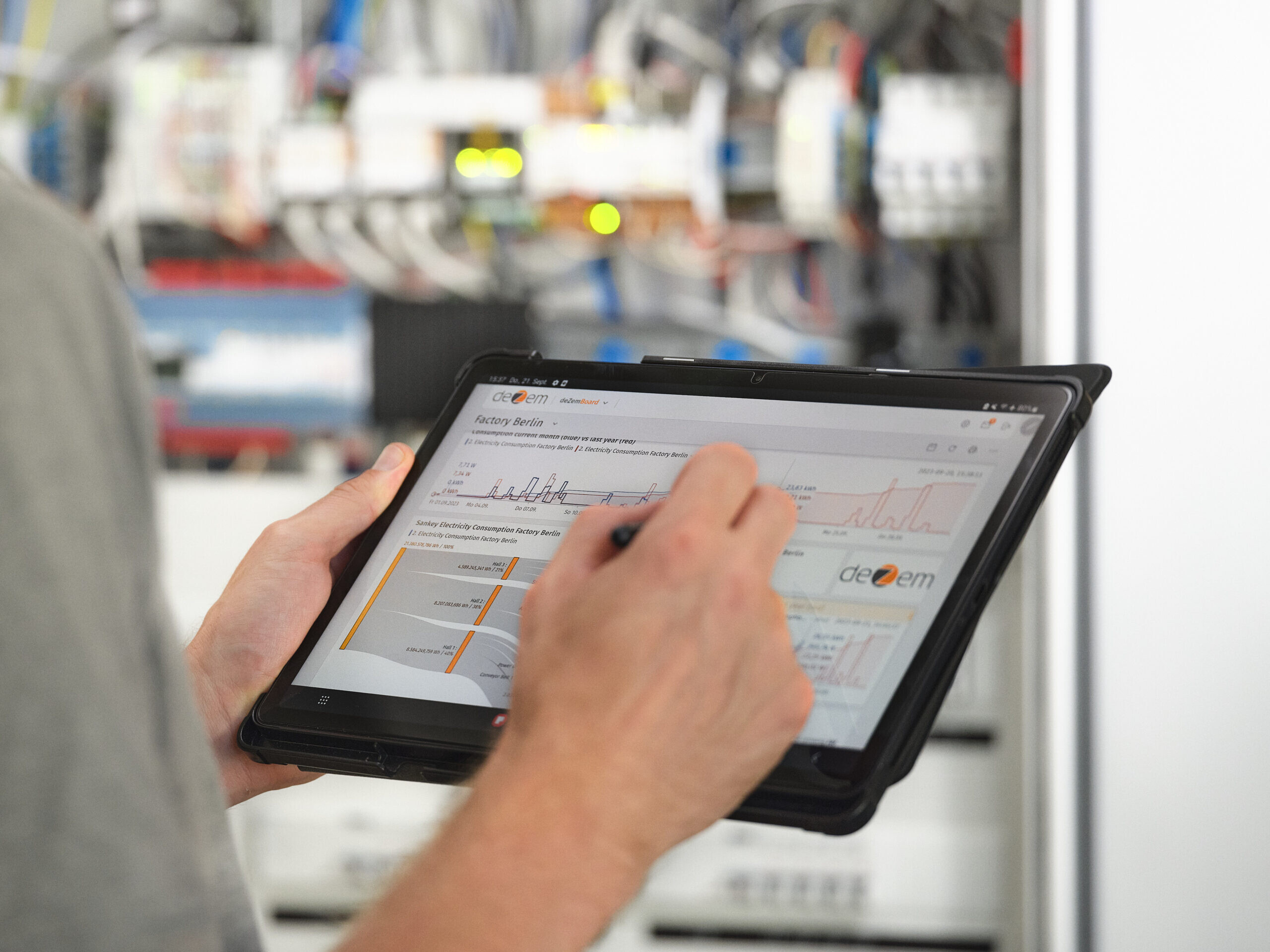 Dashboard der deZem Energiemanagement Software visualisiert übersichtlich Energieverbräuche von Anlagen, Maschinen oder Gebäuden. Perfekt für Energiemanagment nach ISO 50001.