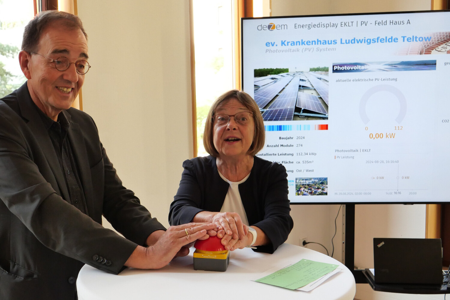 Ministerin Nonnemacher gibt das Startsignal für die neue Photovoltaikanlage.